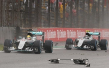 Brazil Nagydíj - Hamilton nyerte a kaotikus futamot, Rosberg második 