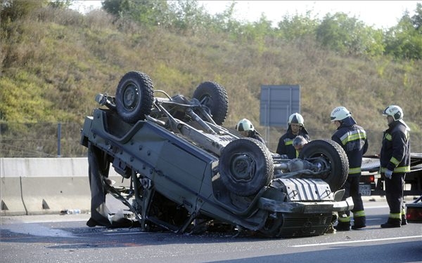 Katonák sérültek meg egy M0-son felborult terepjáróban