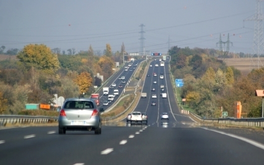 Teljesen új burkolatot kap 12 kilométeren az M1-es június végétől 