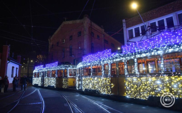 Advent - Elindult a BKV ünnepi fényflottája